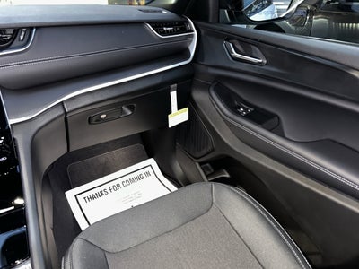 2025 Jeep Grand Cherokee Base