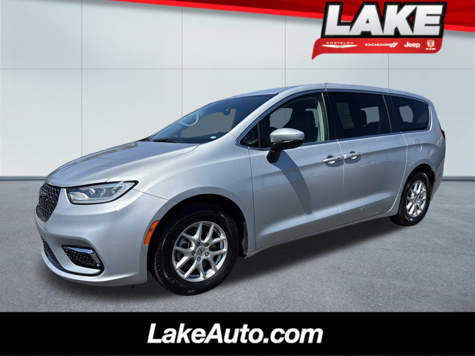 2023 Chrysler Pacifica Touring L's photo