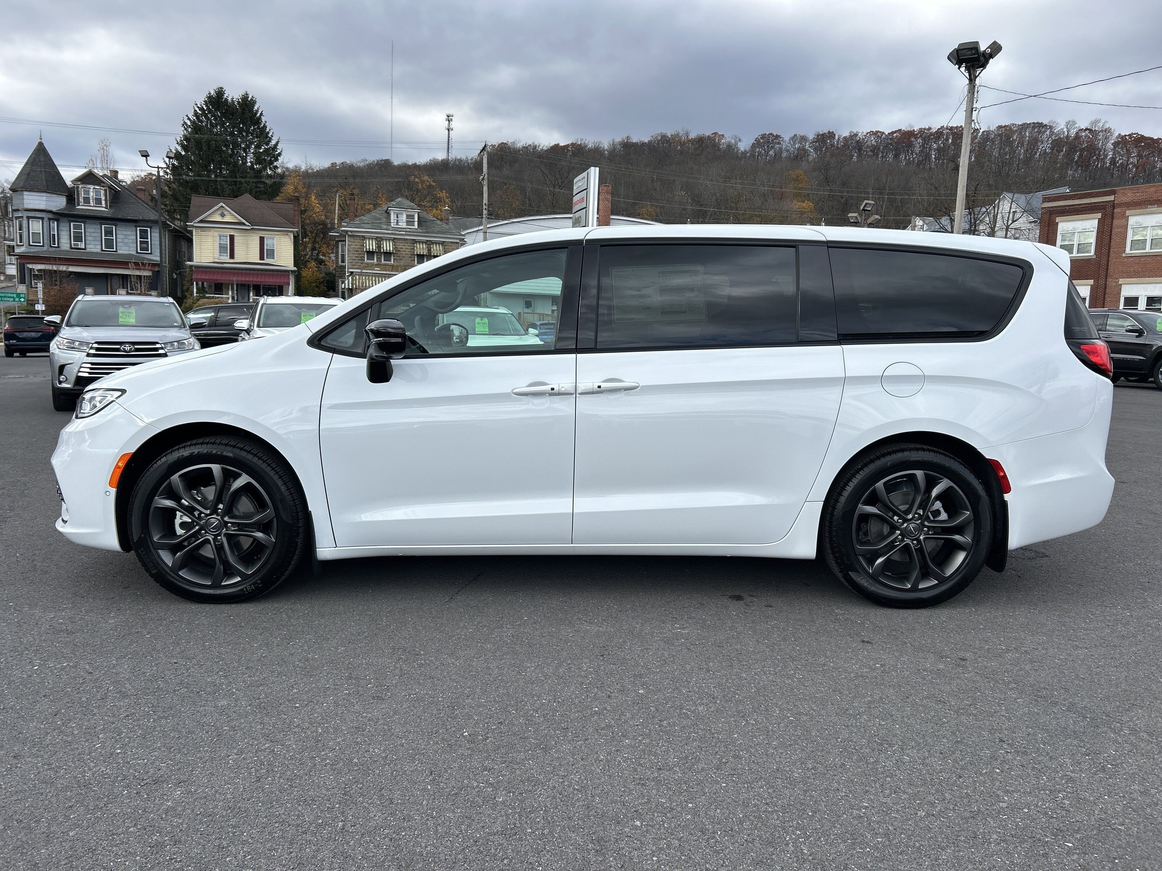 2026 Chrysler Pacifica Select