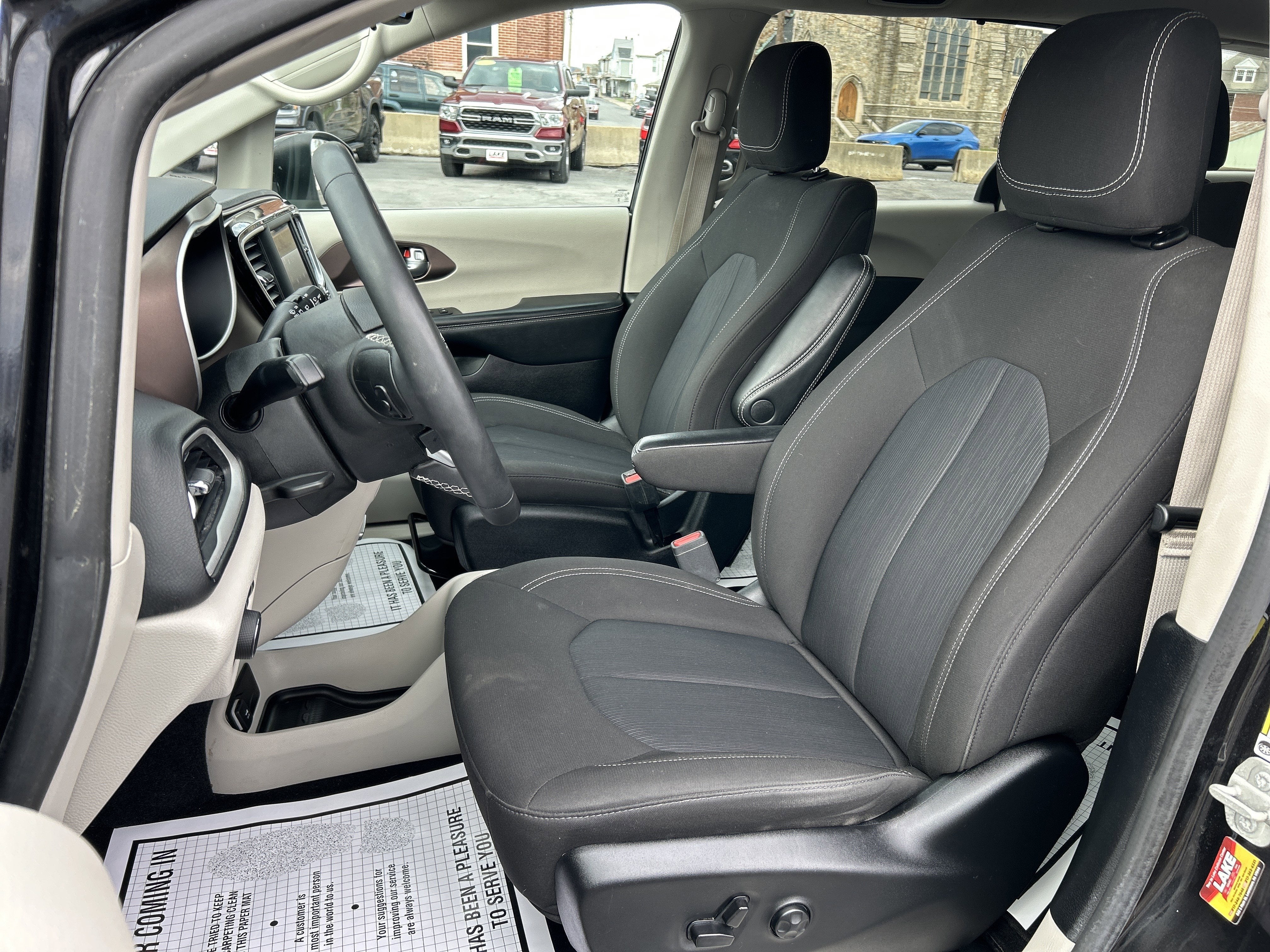 2023 Chrysler VOYAGER LX