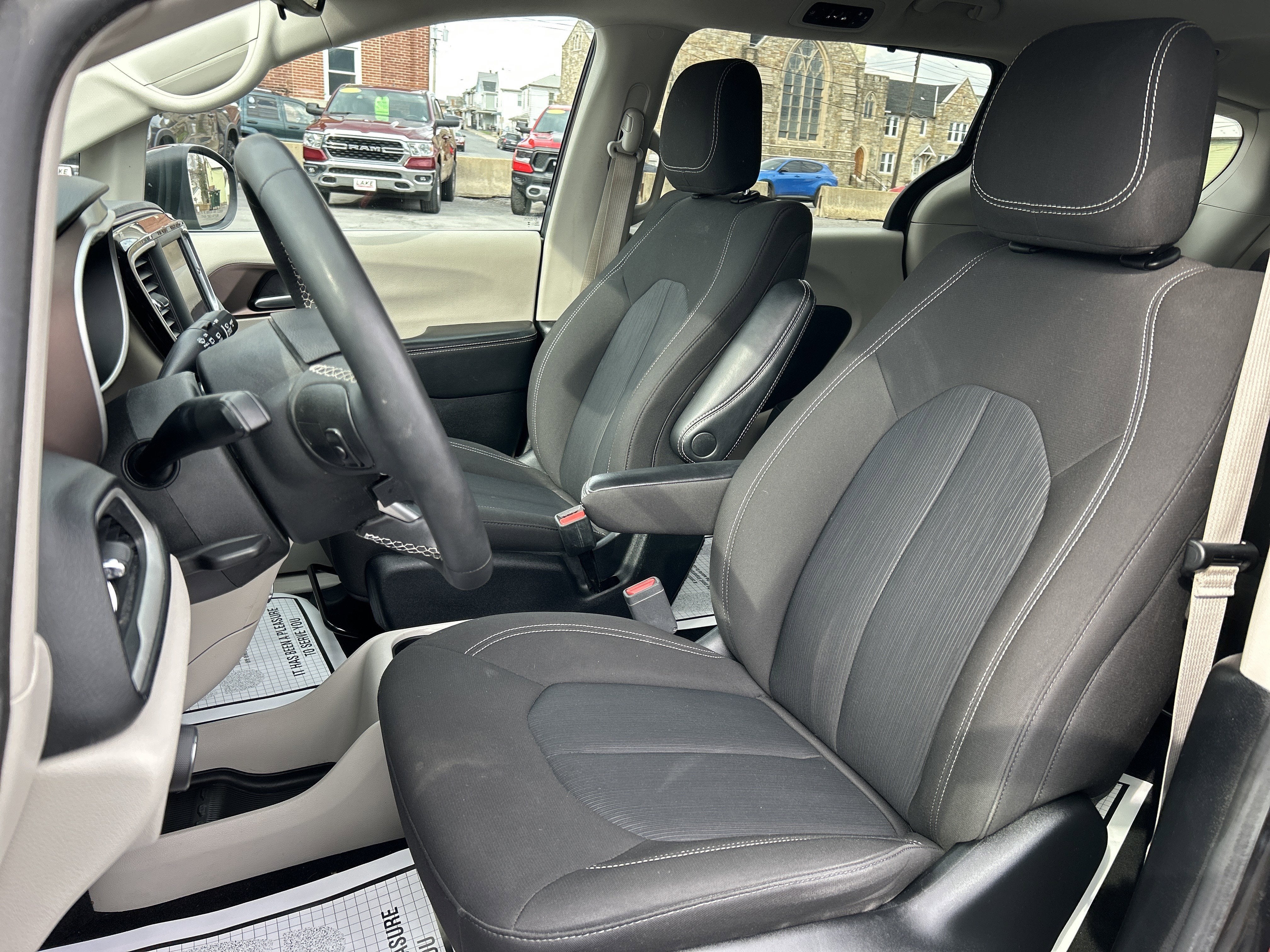 2023 Chrysler VOYAGER LX