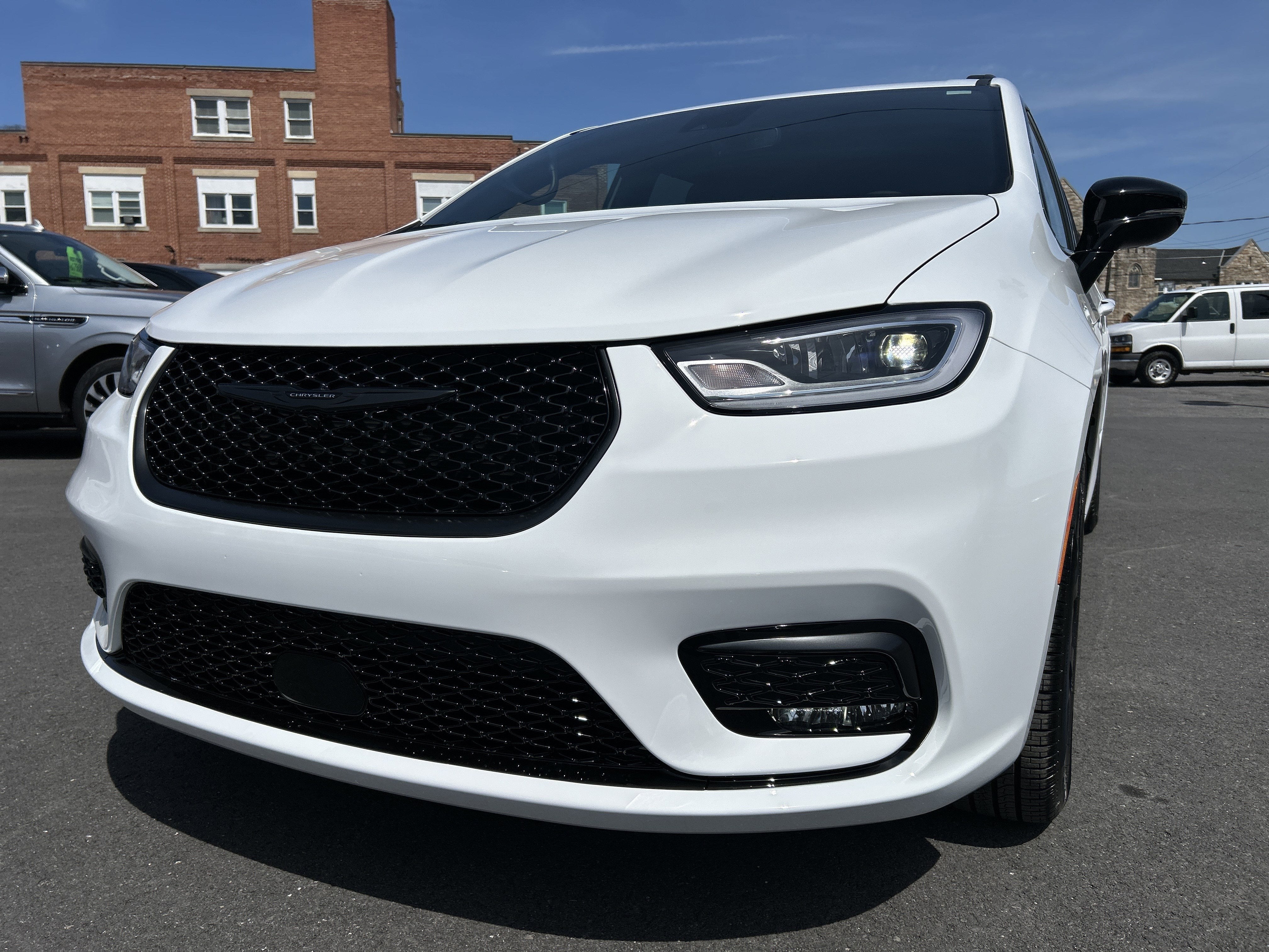 2026 Chrysler Pacifica Select