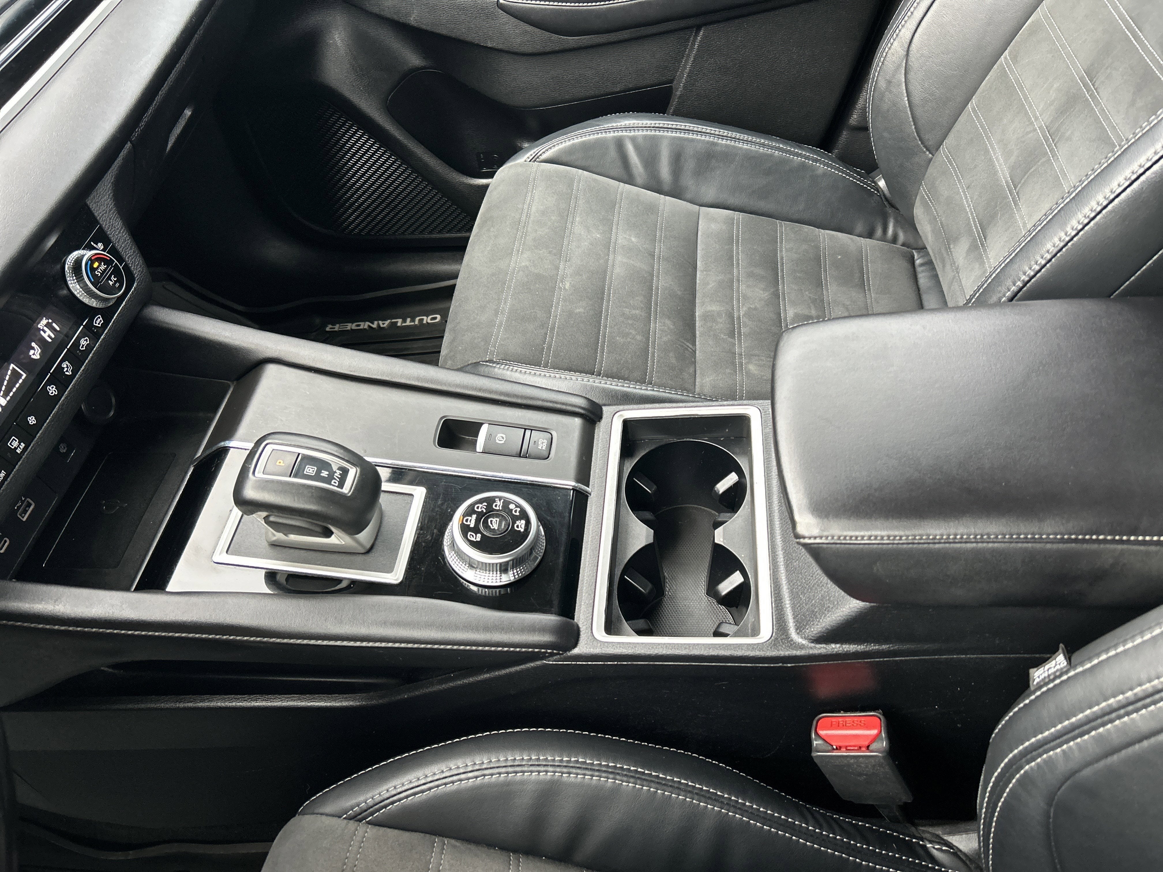 2022 Mitsubishi OUTLANDER SE