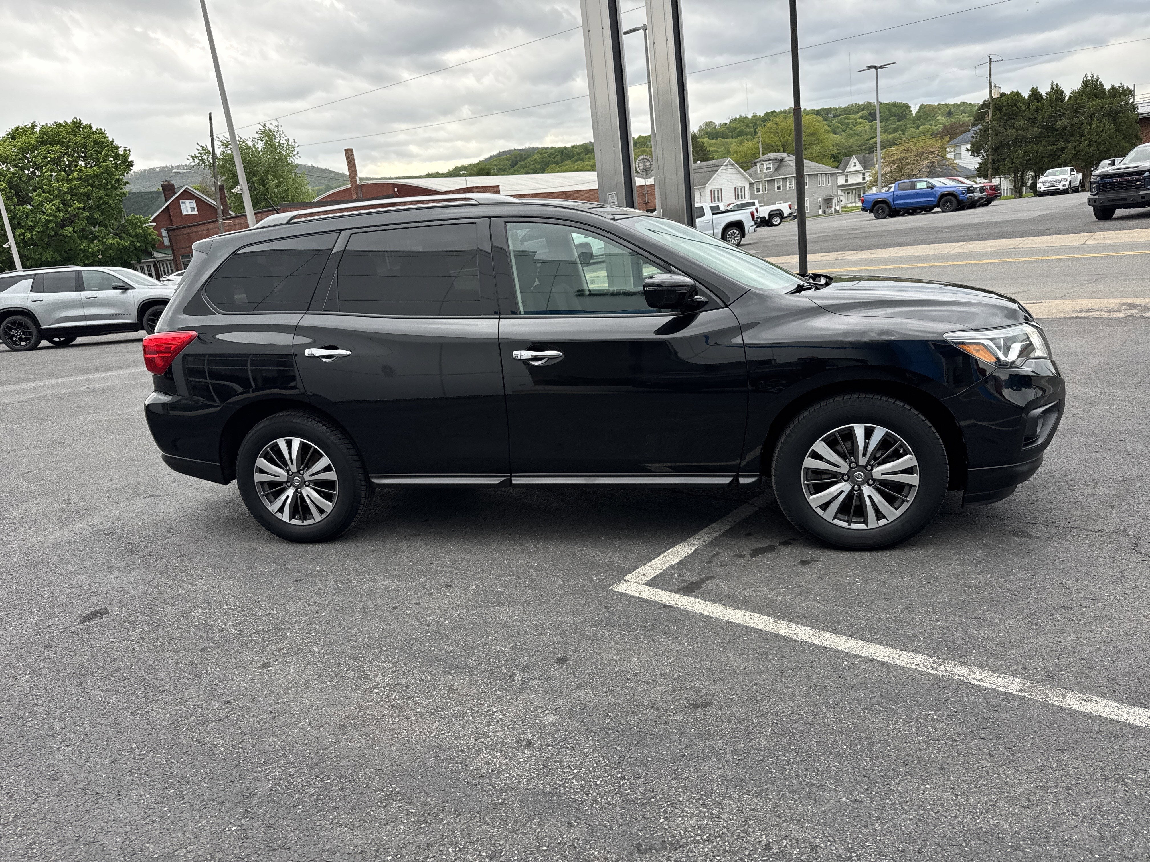 2017 Nissan PATHFINDER SV
